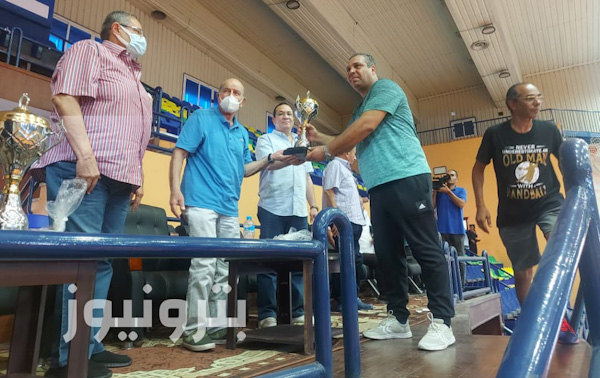 كابتن أحمد الخربطلي مدرب بوتاجاسكو يرفع كأس المركز الثاني - يد عمومي
