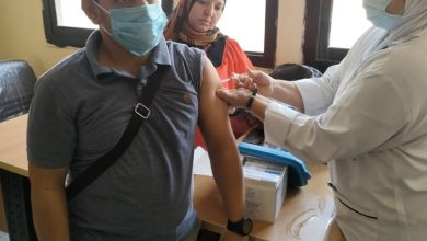 تطعيم العاملين بمنطقتي العمرانية والهرم