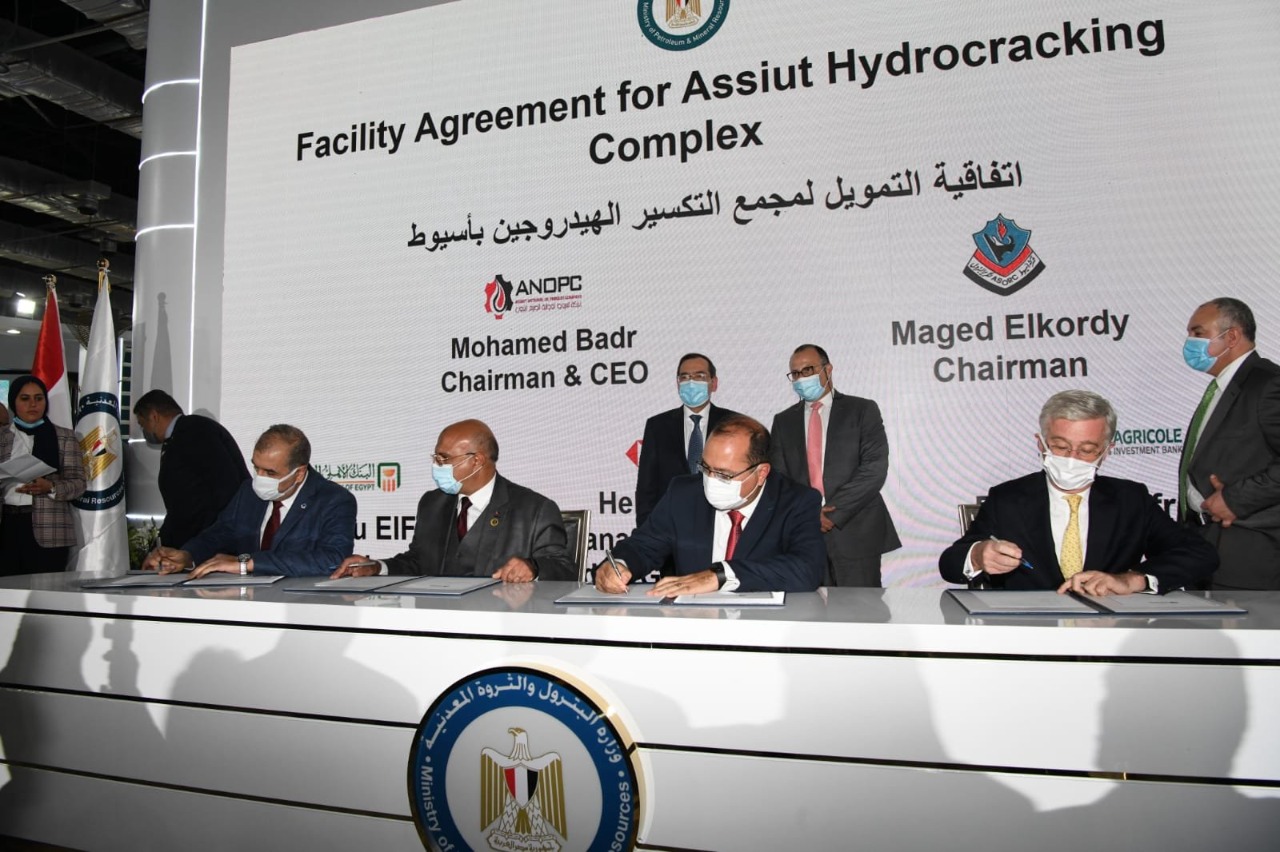 " وزير البترول " يشهد توقيع عقد تمويل " مجمع إنتاج السولار " بـ أسيوط