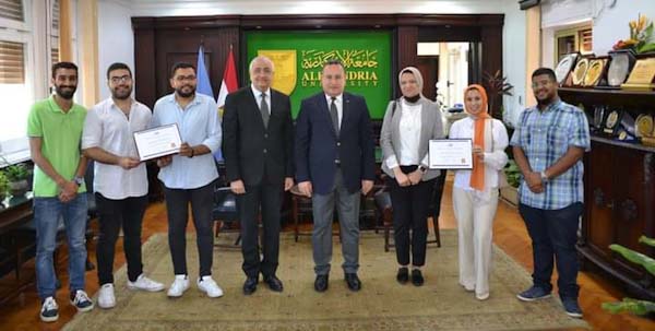 تكريم رئيس جامعة الإسكندرية لفريق جمعية مهندسي البترول بالجامعة