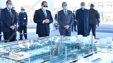 الرئيس السيسي والمهندس طارق المُلا خلال افتتاح أحد مشروعات قطاع البترول