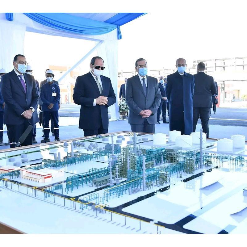 الرئيس السيسي والمهندس طارق المُلا خلال افتتاح أحد مشروعات قطاع البترول