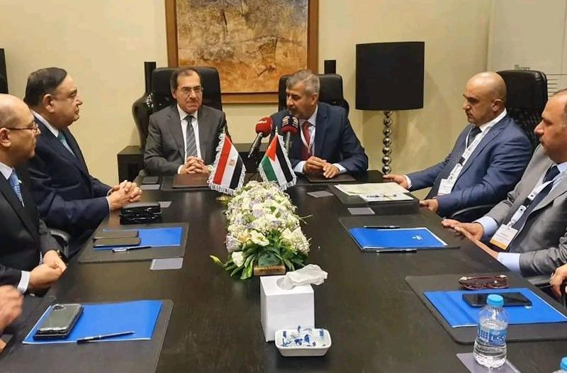 وزير البترول المصري ووزير الطاقة الأردني خلال توقيع مذكرة التفاهم