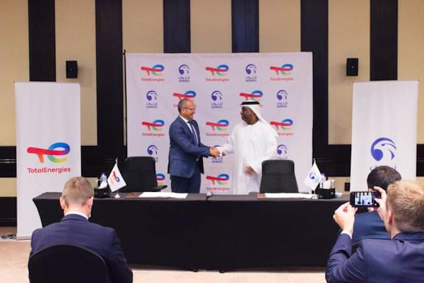 توقيع الاتفاقية بين " أدنوك الإماراتية " و " توتال إنرجيز الفرنسية "