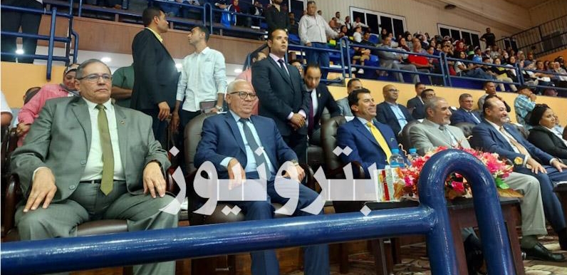 وزير الشباب والرياضة ومحافظ بورسعيد ورئيس الاتحاد الرياضي خلال حفل الختام