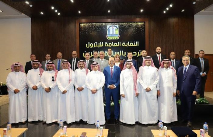 رئيس نقابة البترول وأعضاء النقابة مع وفد شركة سابك السعودية