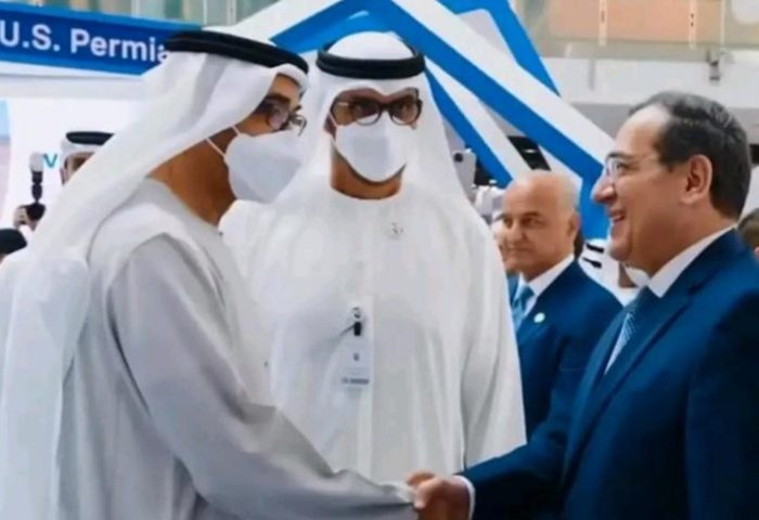 وزير البترول مع وزير الصناعة الإماراتي والرئيس التنفيذي لشركة أدنوك
