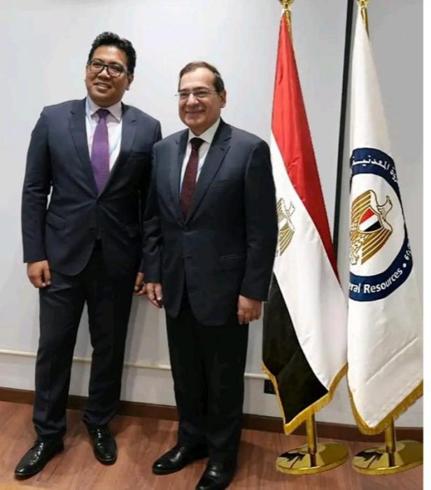 وزير البترول مع الرئيس التنفيذي لمجموعة بتروناس الماليزية