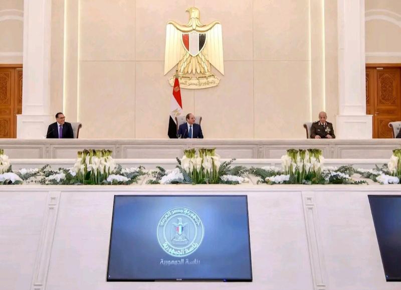 السيسي يعقد اجتماعاً مع الحكومة بالعاصمة الإدارية الجديدة