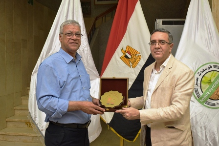 السفير الهندي يزور مناجم فوسفات مصر