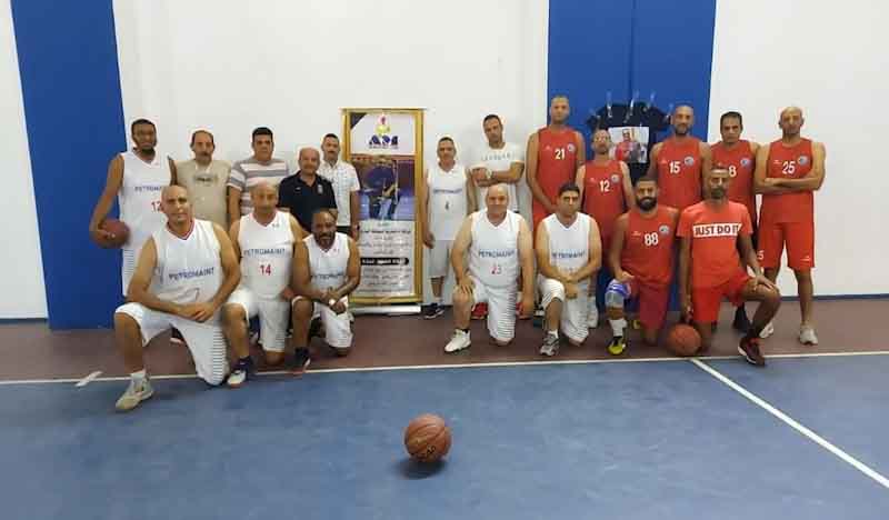 صورة جماعية للفريقين لتأبين الراحل عبده محمد المسئول عن نشاط كرة السلة بشركة بترومنت 