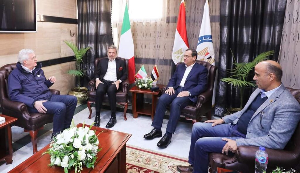 جانب من لقاء وزير البترول مع السفير الإيطالي بمصر