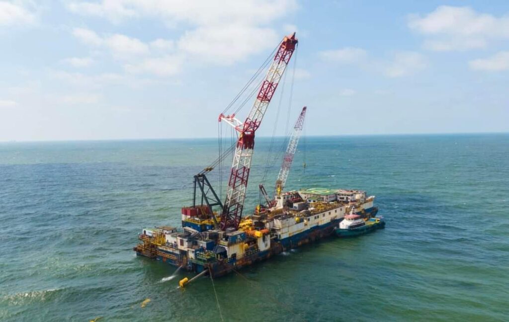 خدمات البترول البحرية تنتهي من إنزال خط بحري جديد