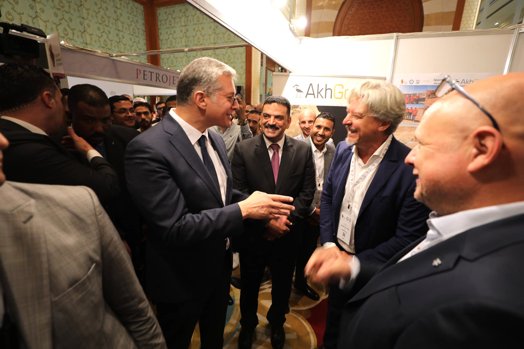 وزير البترول" يتفقد اجنحة معرض منتدي مصر للتعدين