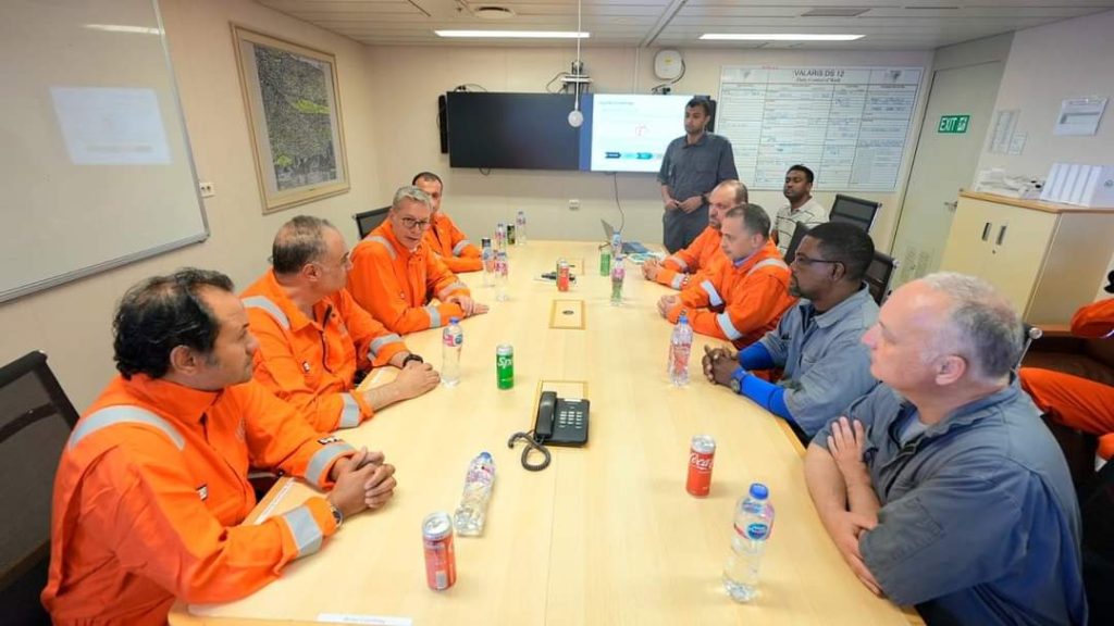 الوزير و قيادات قطاع البترول خلال الجولة 