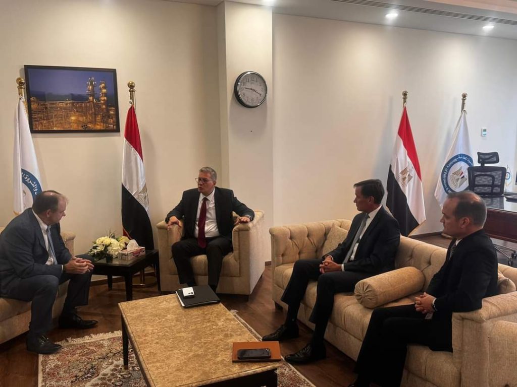 " بدوي " يلتقي رئيس أباتشي بالعلمين الجديدة 