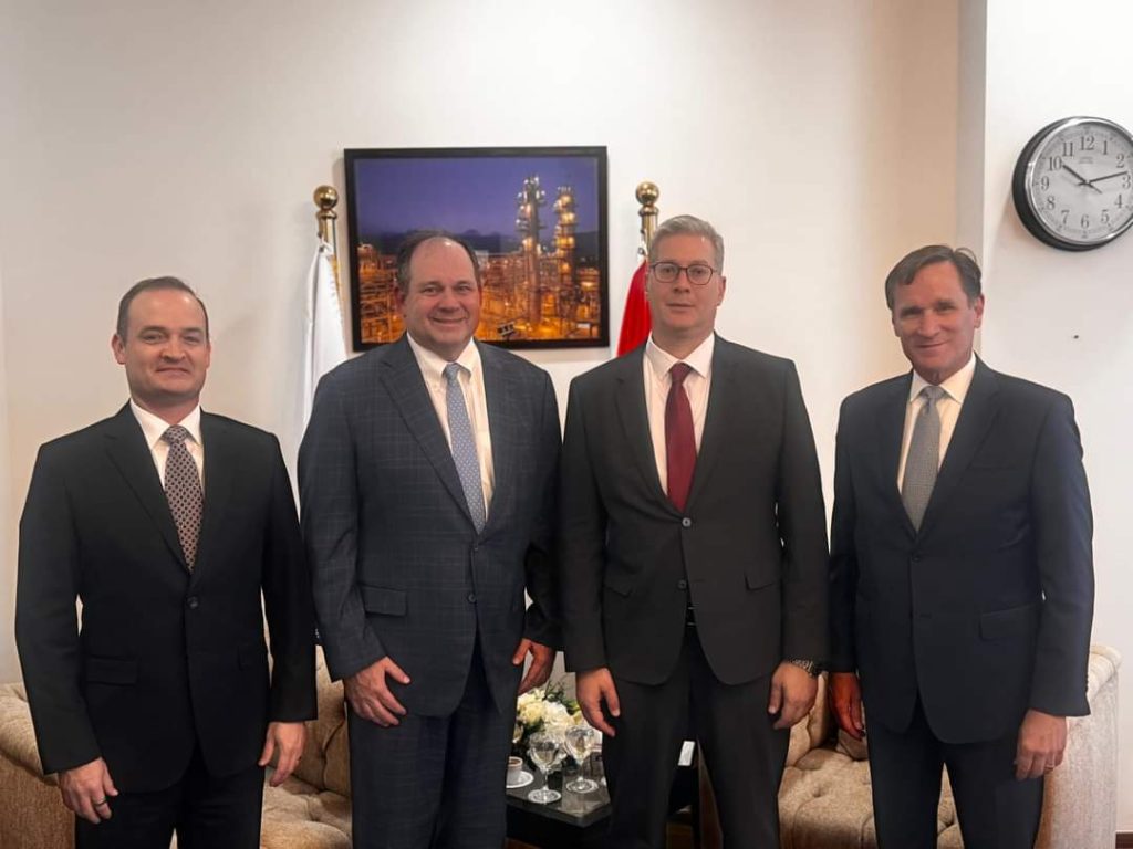 جانب من لقاء الوزير و قيادات أباتشي بالعلمين الجديدة 