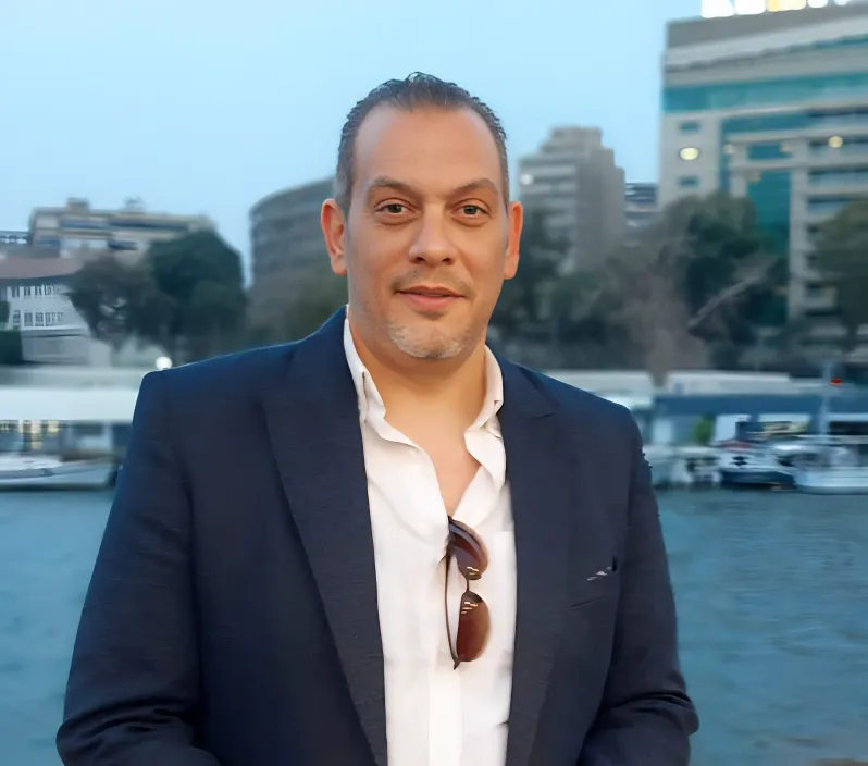 الزميل حازم عاطف - مدير إدارة العقود بشركة القاهرة لتكرير البترول 