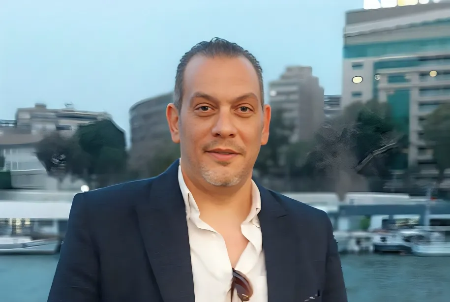 الزميل حازم عاطف - مدير إدارة العقود بشركة القاهرة لتكرير البترول