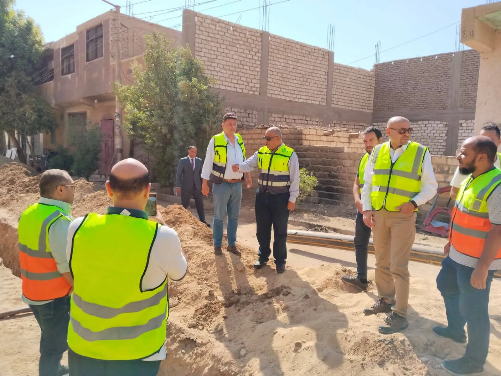 رئيس جنوب الوادي للبترول يتفقد مشروعات "حياة كريمة" ومواقع الإنتاج بمحافظات الصعيد