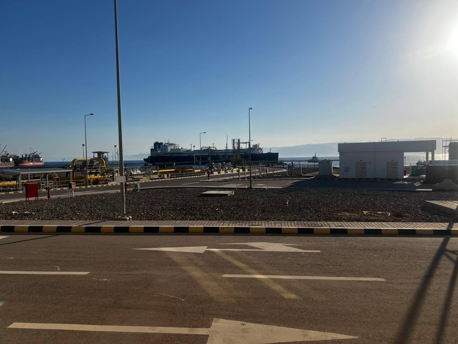 لضمان إمدادات الطاقة: وصول وحدة التغييز العائمة "إينرجيوس فورس" إلى ميناء العقبة