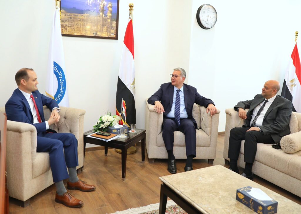 وزير البترول يلتقي مسؤولي "أباتشي" و"خالدة"