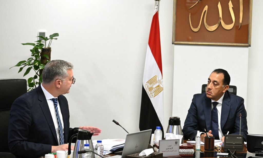 رئيس الوزراء يتابع مع وزير البترول جهود الاستكشاف وتوفير المنتجات البترولية