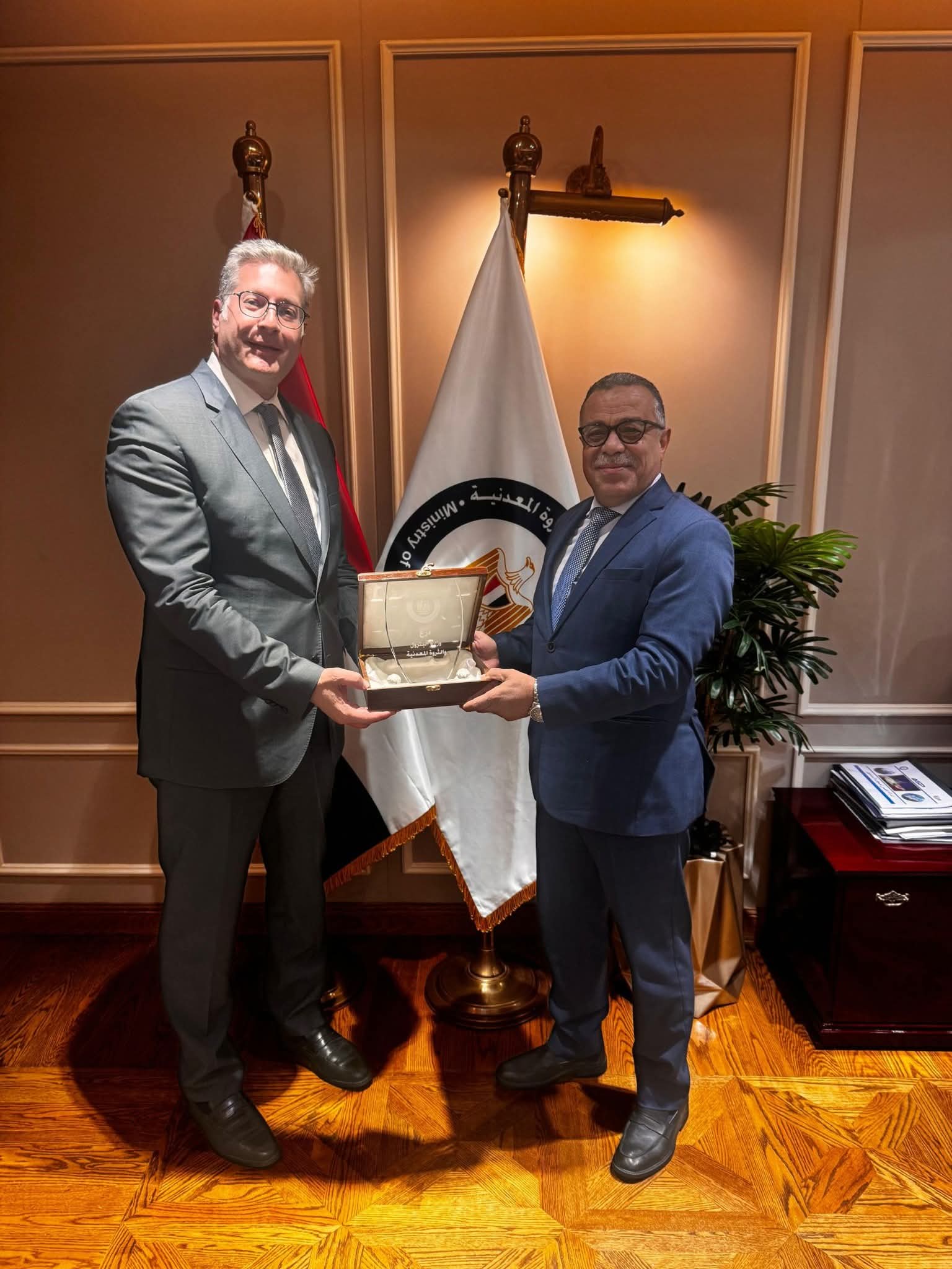 وزير البترول يوجه الشكر للمحاسب أشرف قطب تقديراً لعطائه وإخلاصه في خدمة القطاع