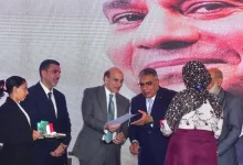 محافظ الدقهلية ورئيس شركة بتروتريد خلال تسليم الوحدات للأسر المستفيدة من مشروع قرية الأمل بالدقهلية