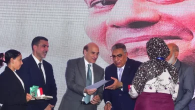 محافظ الدقهلية ورئيس شركة بتروتريد خلال تسليم الوحدات للأسر المستفيدة من مشروع قرية الأمل بالدقهلية