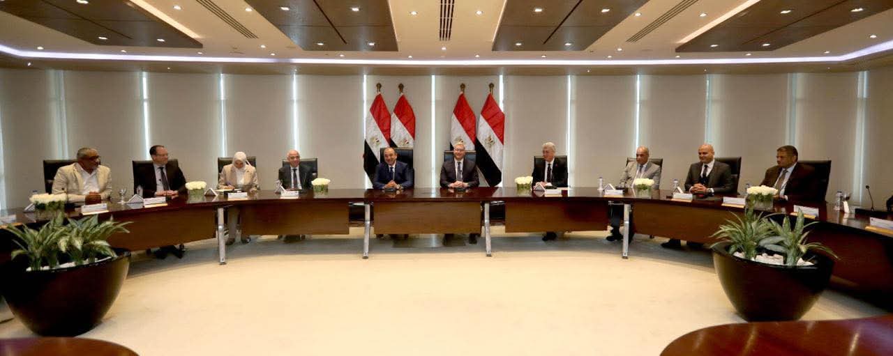 وزيرا البترول وقطاع الأعمال العام يشهدان توقيع اتفاقية بتروجيت وإيجوث لتشغيل فندق جيت بيتش بالعين السخنة