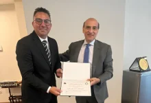 رئيس الشركة يكرم الزميل محمد أحمد