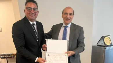 رئيس الشركة يكرم الزميل محمد أحمد