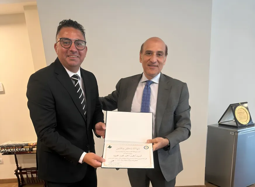 رئيس الشركة يكرم الزميل محمد أحمد