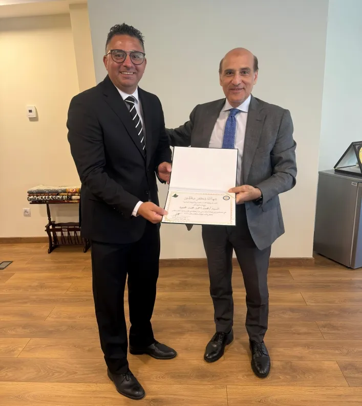 رئيس شركة بتروتريد يكرم الزميل محمد أحمد