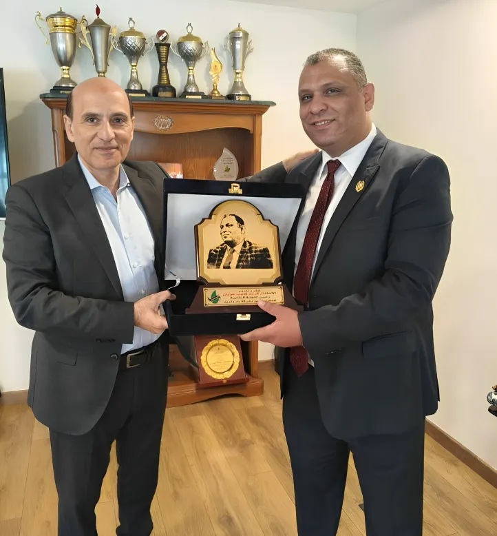 رئيس بتروتريد يكرم رئيس اللجنة النقابية بالشركة 