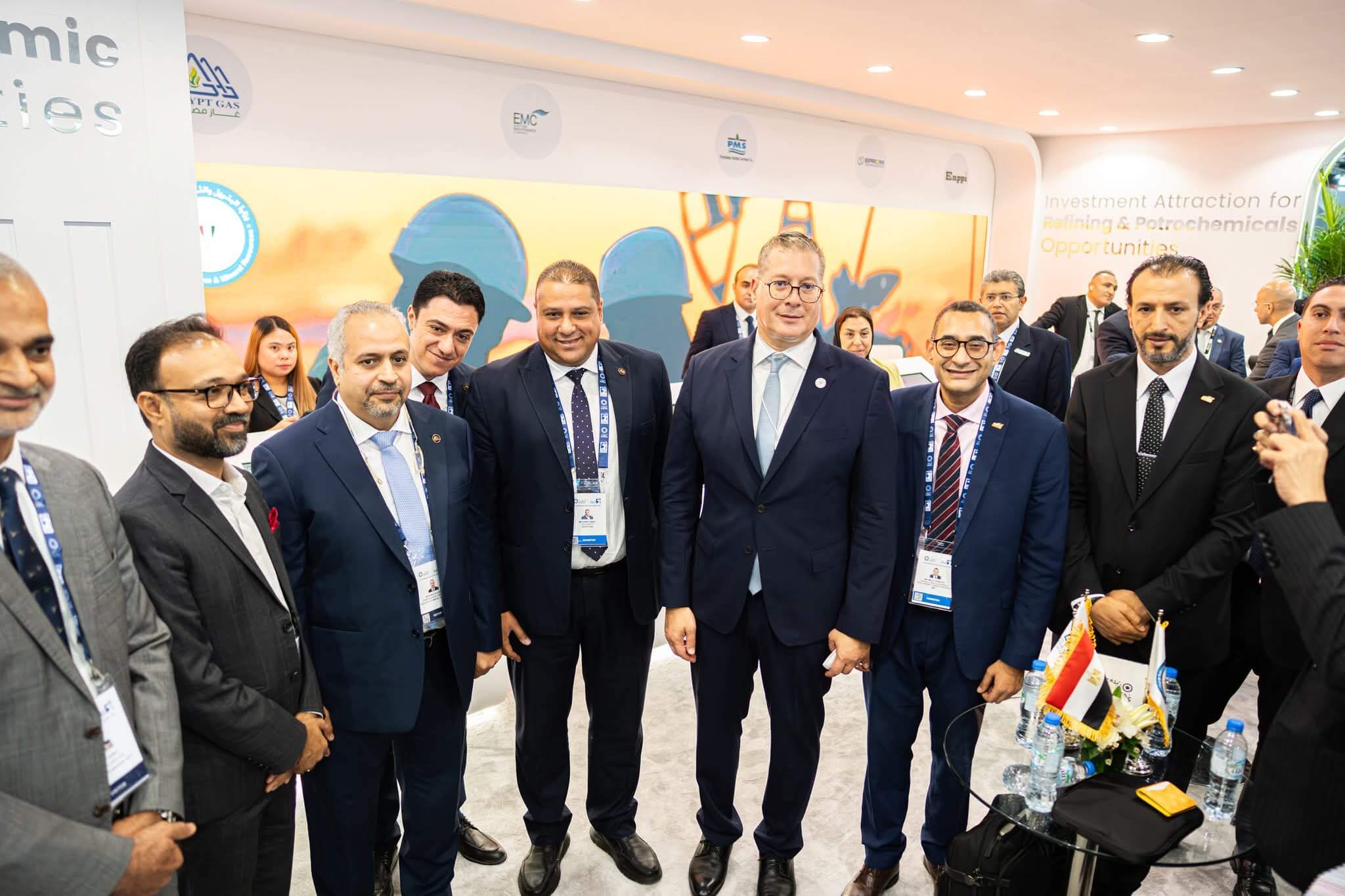 جانب من زيارة المهندس كريم بدوي لجناح غاز مصر في أديبك 2025