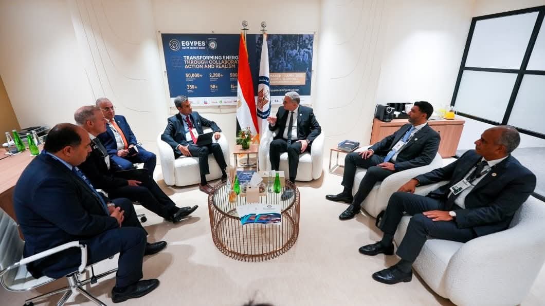 وزير البترول يلتقي قادة شركات عالمية لتعزيز الاستثمارات بمصر على هامش “أديبك 2025”