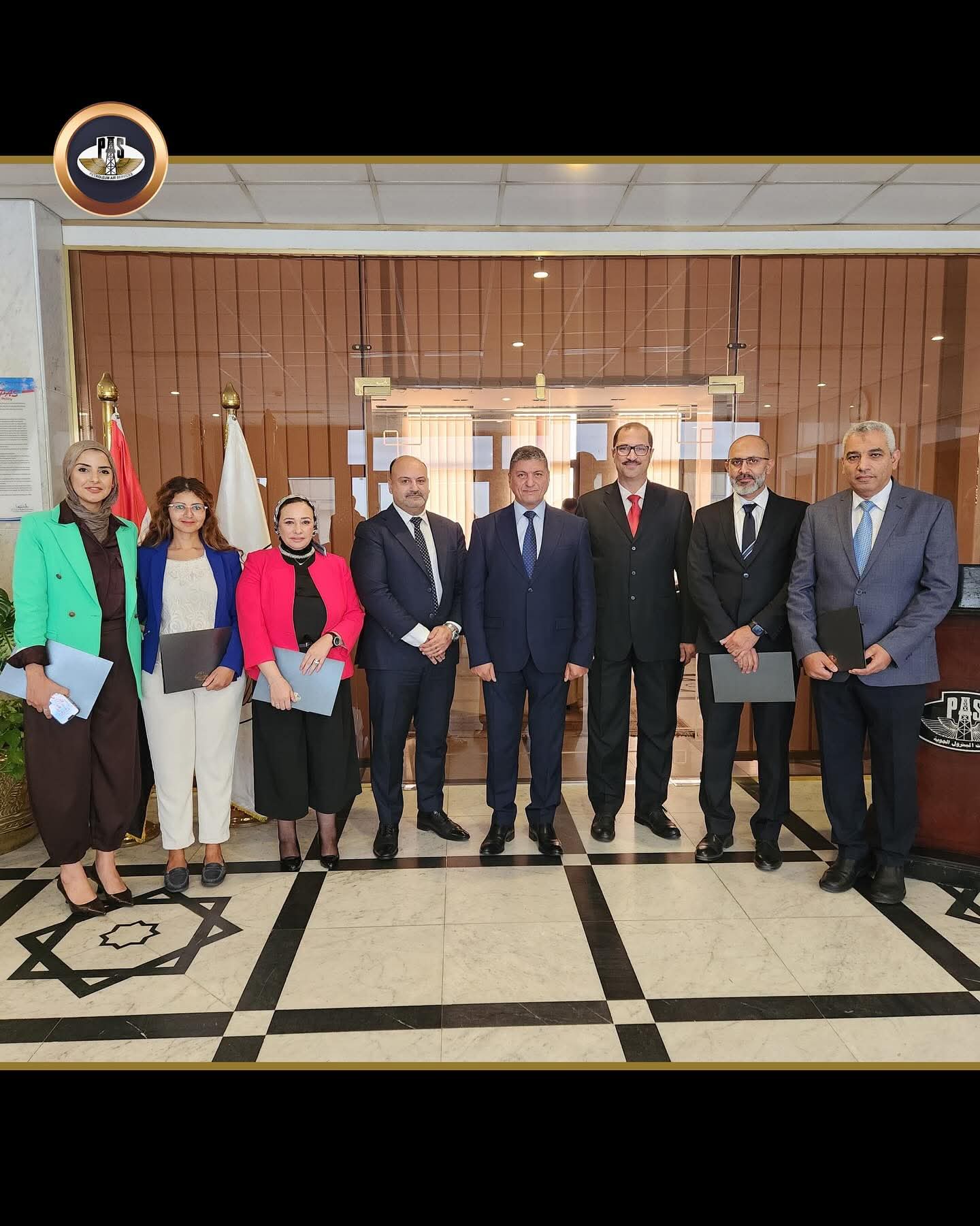 رئيس خدمات البترول الجوية يُكرِّم فريق التدريب الفني بالشركة