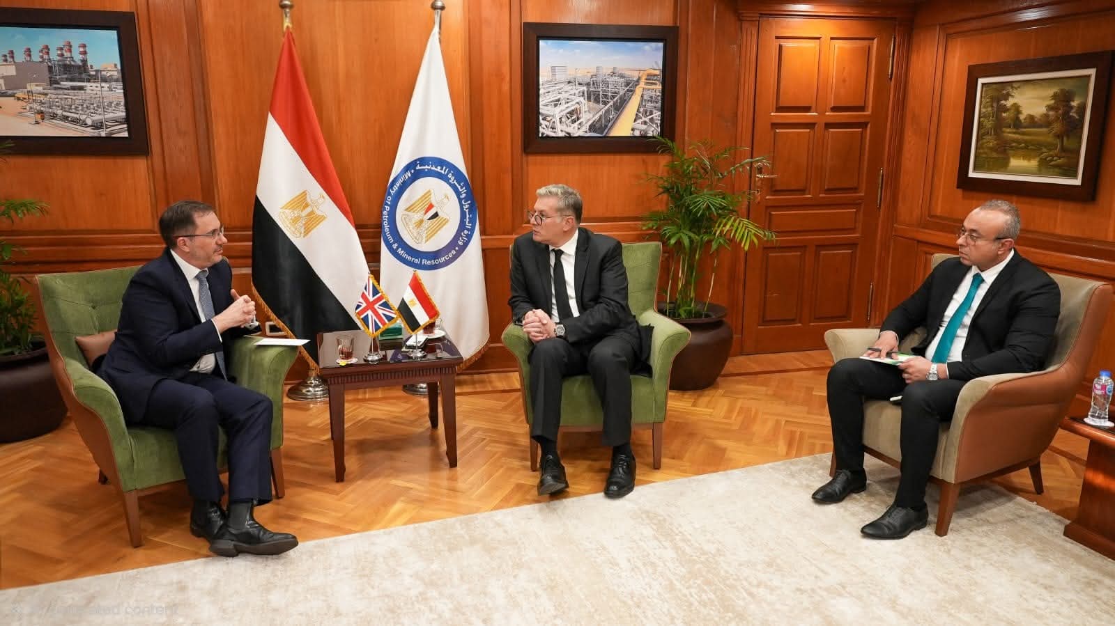 وزير البترول يستقبل السفير البريطاني بالقاهرة 