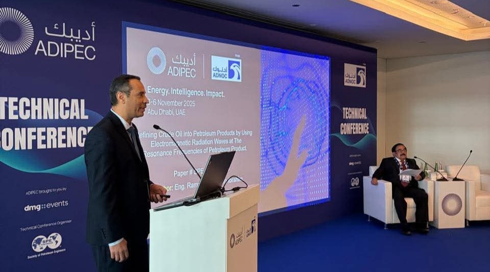 المهندس رمضان محسن مدير عام ورش أسيوط بشركة بتروجيت يقدم ورقة بحثية بعنوان: "تكرير النفط الخام باستخدام الموجات الكهرومغناطيسية عند ترددات رنين المنتجات النفطية"