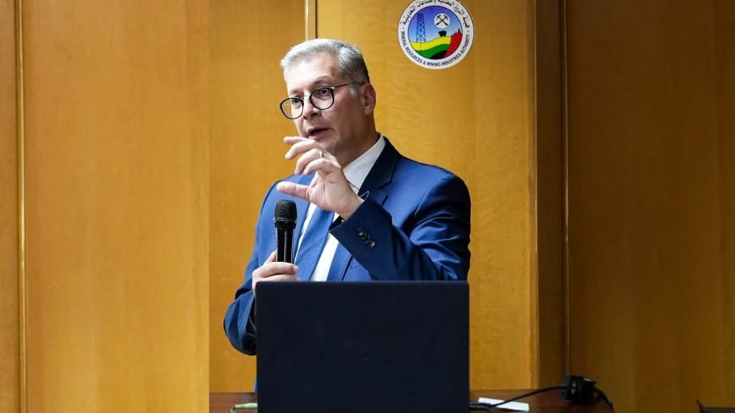 المهندس كريم بدوي وزير البترول والثروة المعدنية خلال لقائه بكوادر هيئة الثروة المعدنية والصناعات التعدينية