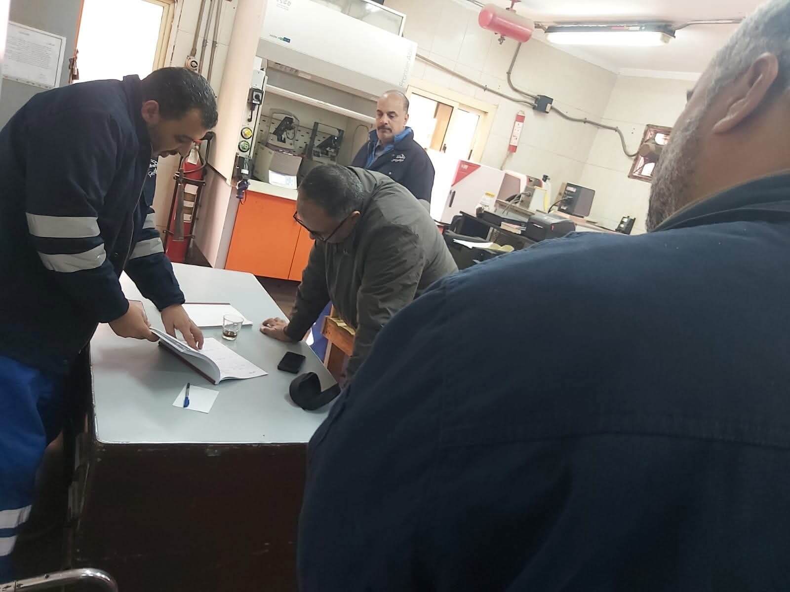 رئيس هيئة البترول يجري زيارة مفاجئة لمنطقة أنابيب التبين