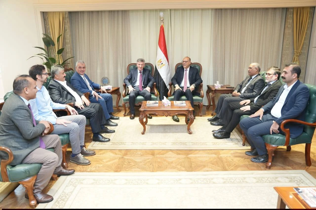 وزير العمل يبحث تعزيز التعاون النقابي مع وفد نقابة العاملين بالبترول بتركيا