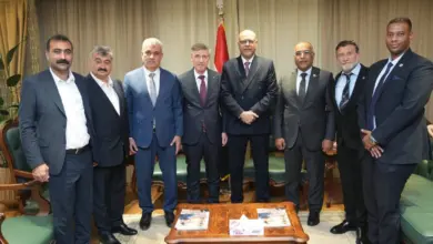 وزير العمل يبحث تعزيز التعاون النقابي مع وفد نقابة العاملين بالبترول بتركيا