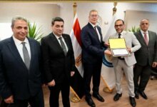 وزير البترول يكرم فريق توطين إنتاج مادة كيميائية محلية للآبار البترولية