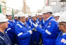 وزير البترول يتفقد الوحدات الإنتاجية لتكرير البترول ويجري حوارًا مع العاملين