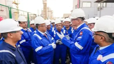 وزير البترول يتفقد الوحدات الإنتاجية لتكرير البترول ويجري حوارًا مع العاملين