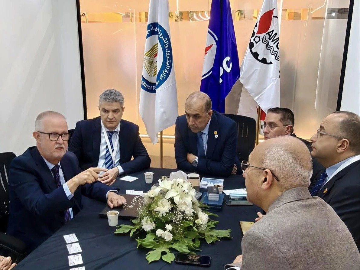 أموك تبحث مع «سولزر» تقنيات متقدمة لمعالجة الشمع على هامش إيجبس 2026