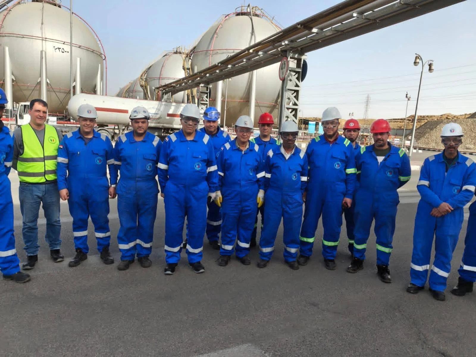 رئيس بتروجاس يتفقد مصنع الشركة بالقطامية